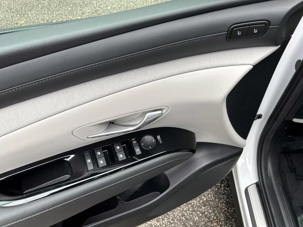 Used 2025 White Hyundai Limited image 16
