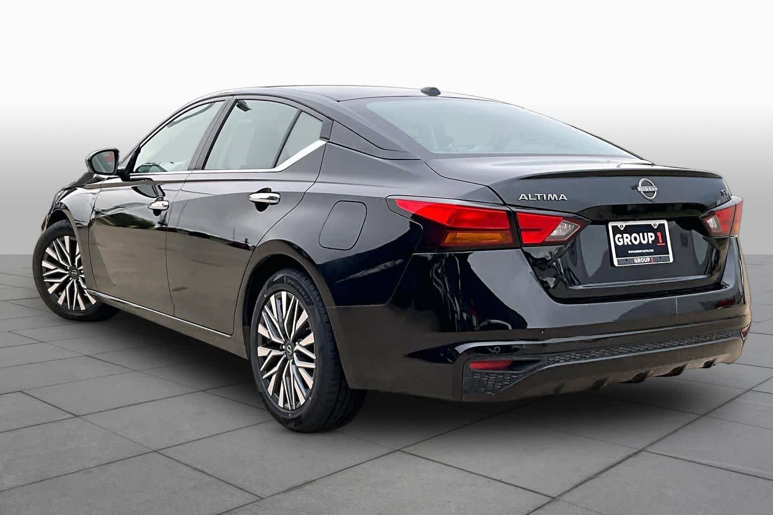 Used 2024 Super Black Nissan 2.5 SV image 11