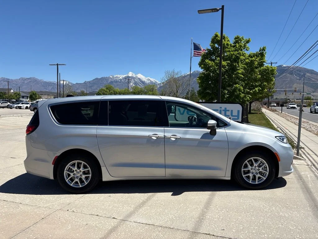 Used 2023 Silver Chrysler Touring L image 3
