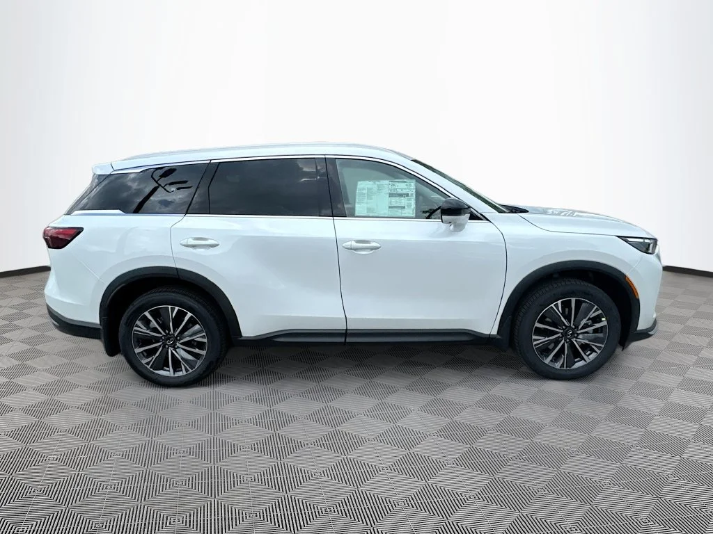 New 2027 RADIANT WHITE INFINITI Luxe FWD image 4