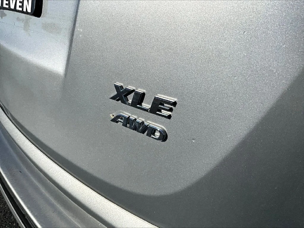 Used 2018 Silver Toyota XLE image 25