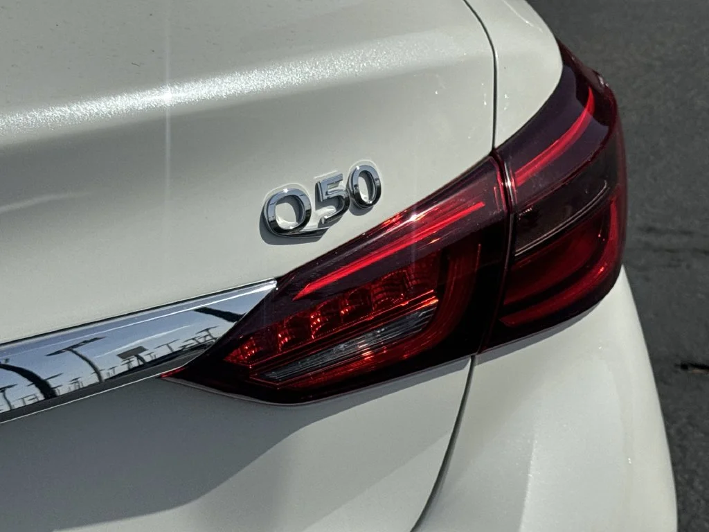Used 2023 White INFINITI LUXE image 32