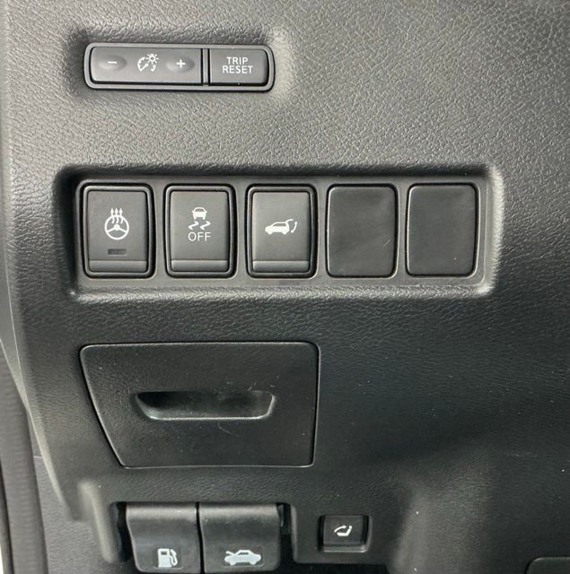Used 2018 White Nissan Platinum image 13