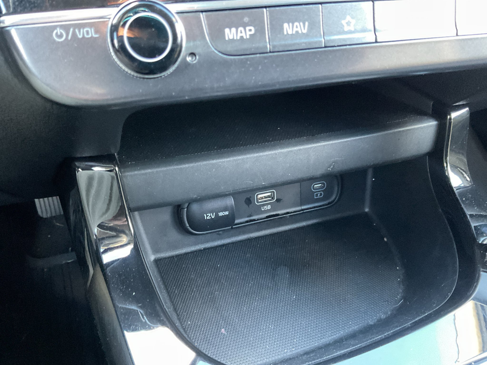 Used 2025 Snow White Pearl Kia S image 25