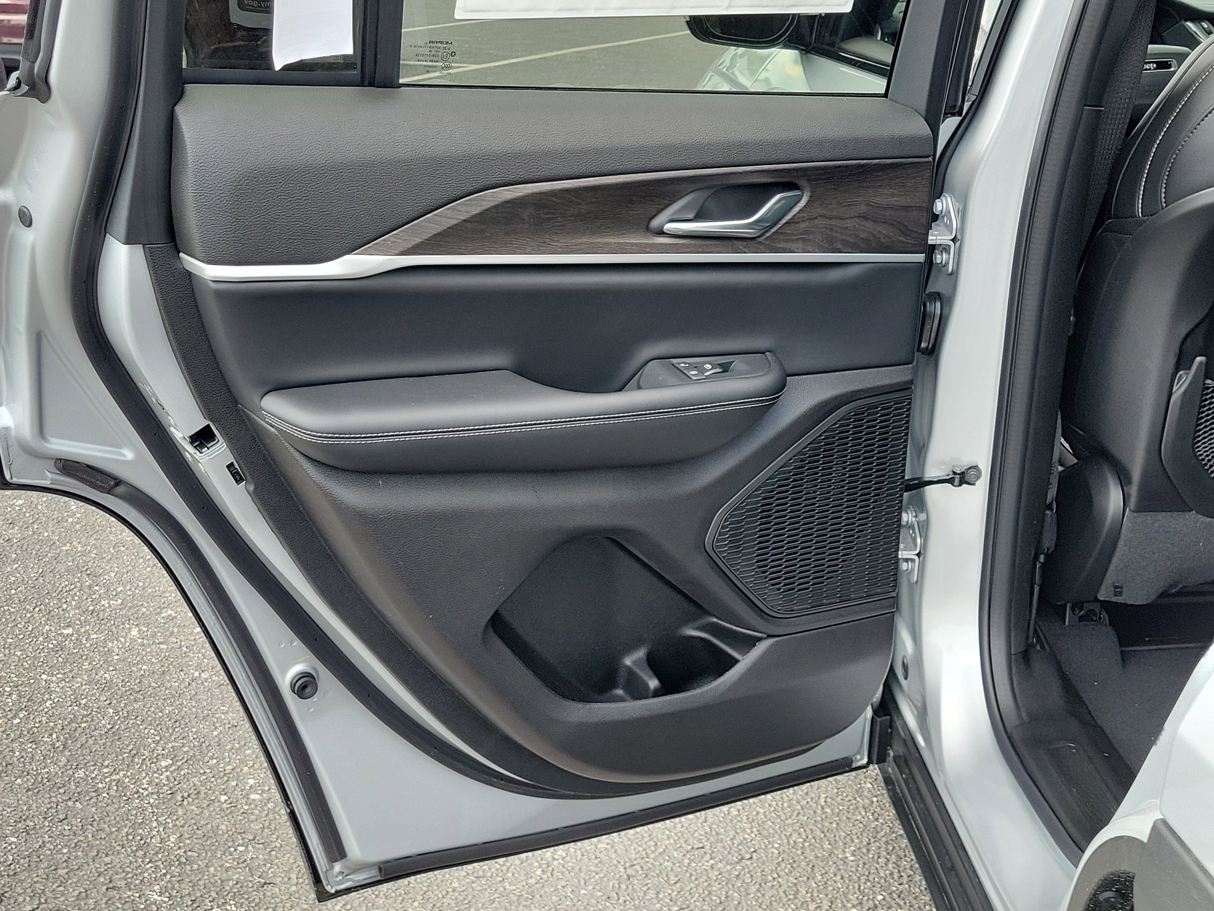 New 2026 Silver Zynith Exterior Paint Jeep Laredo Altitude image 11