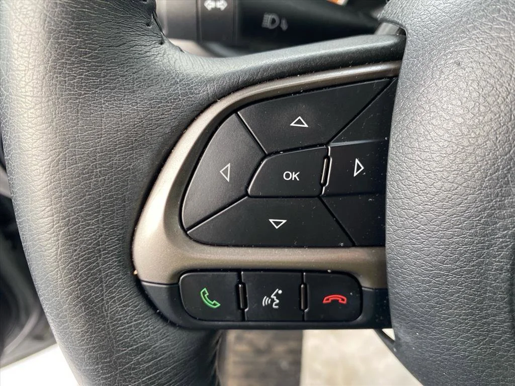 Used 2022 Sting-Gray Clearcoat Jeep Latitude image 12