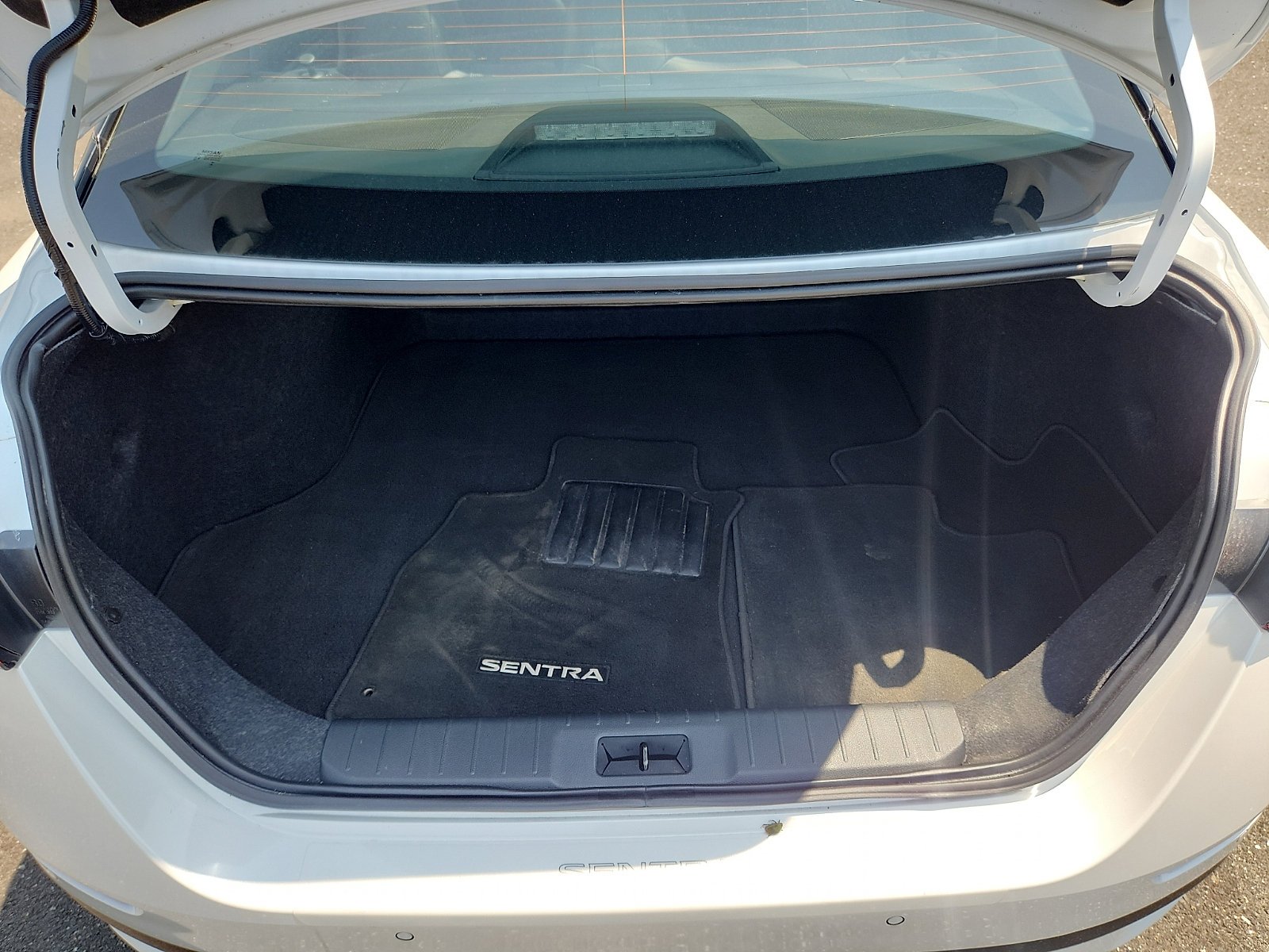 Used 2025 Aspen White Tricoat/Super Black Nissan SR image 29
