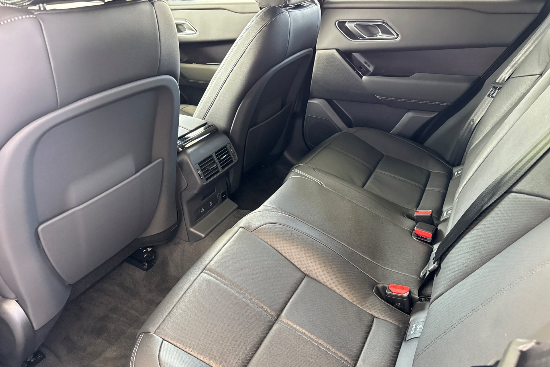 New 2026 Carpathian Grey Land Rover Belgravia Edition image 4