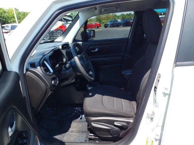 Used 2022 White Jeep Latitude image 17