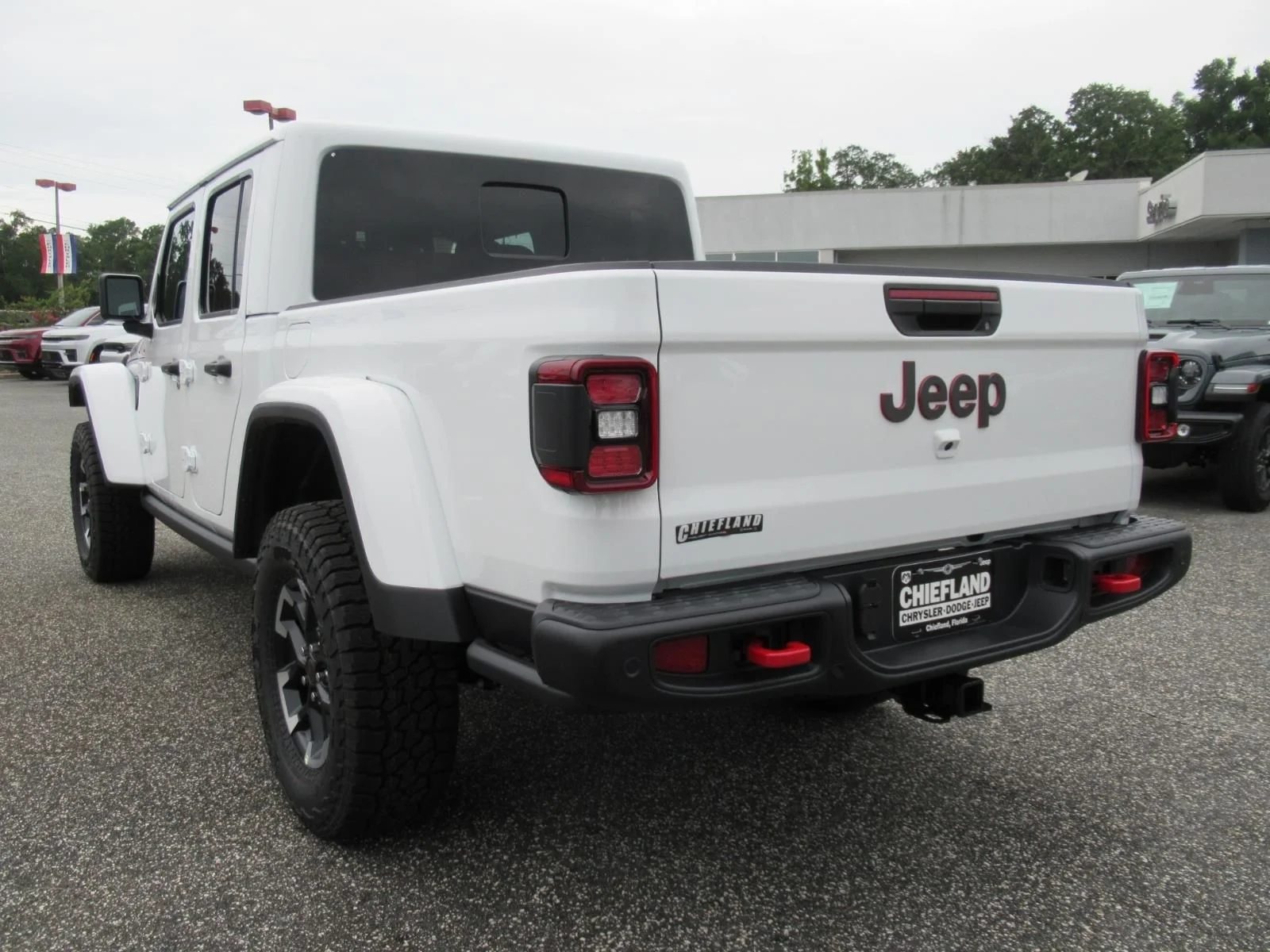 New 2026 Bright White Clear-Coat Exterior Paint Jeep Rubicon X image 5