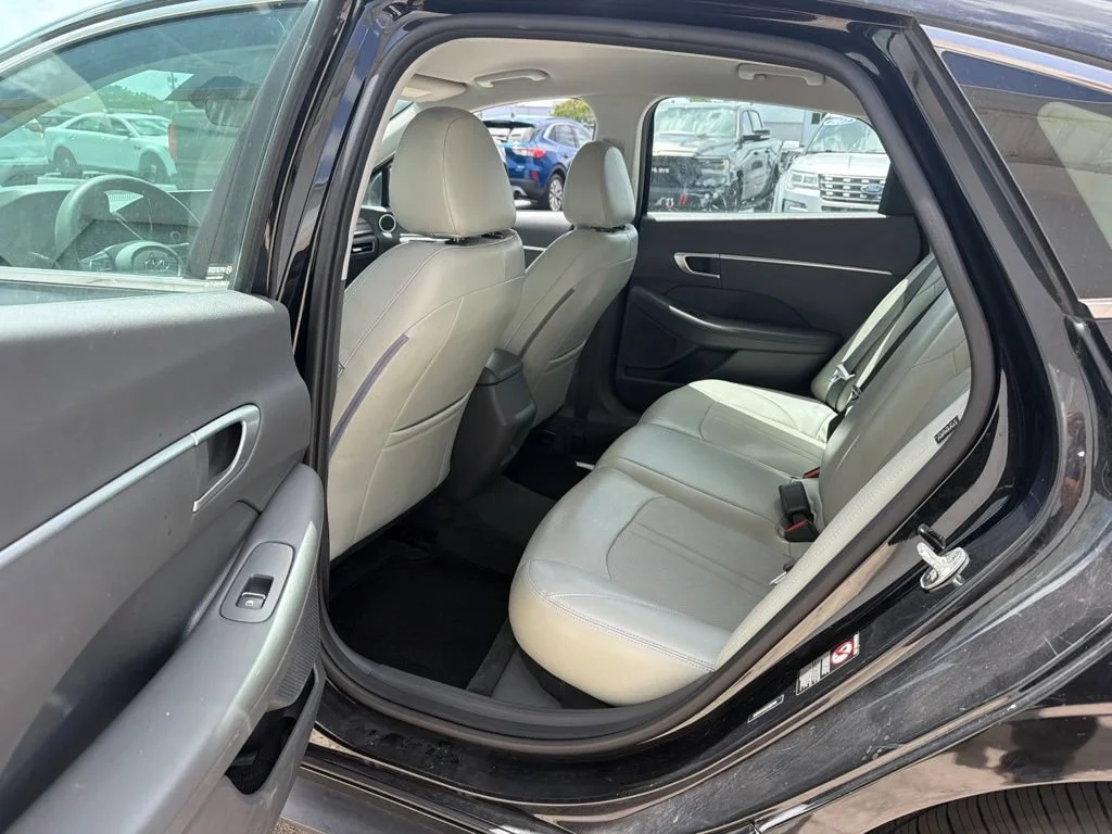 Used 2020 Black Hyundai SE image 10