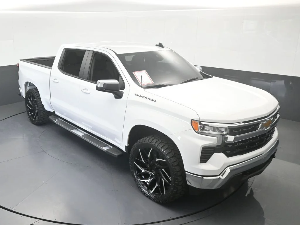 Used 2026 Summit White Chevrolet LT image 56