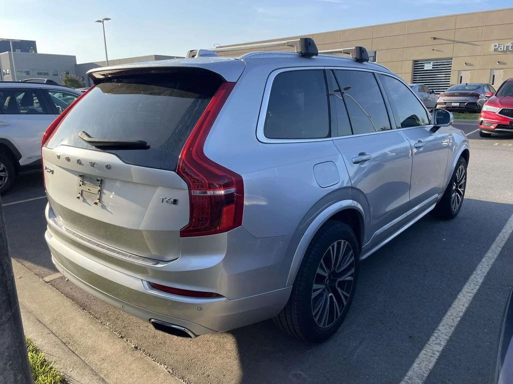 Used 2020 Bright Silver Metallic Volvo Momentum image 4