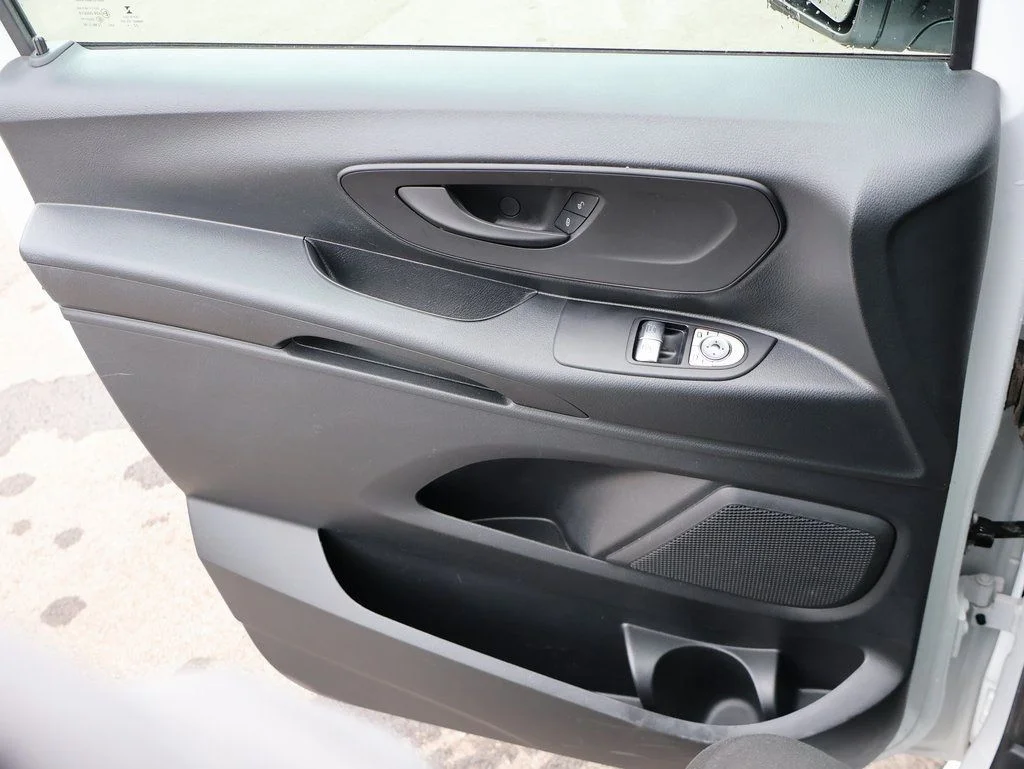 Used 2023  Mercedes-Benz Passenger image 34