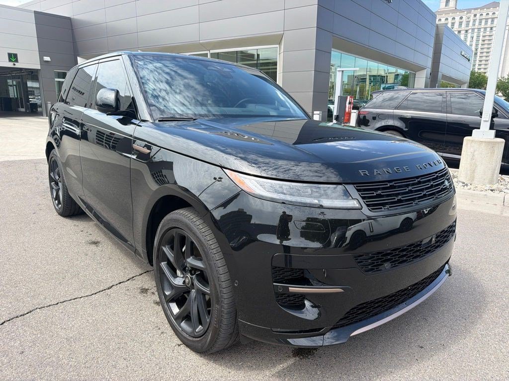 Used 2025 Black Land Rover Dynamic SE image 3