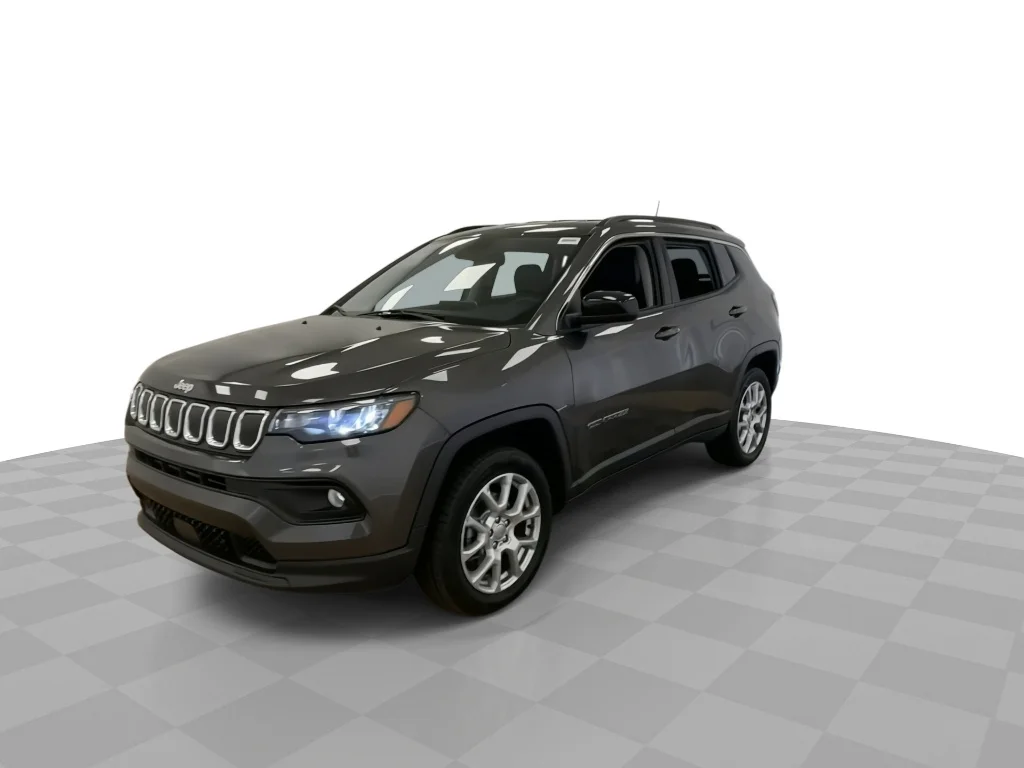 Used 2022 Granite Crystal Metallic Clear Coat Jeep Latitude Lux image 5