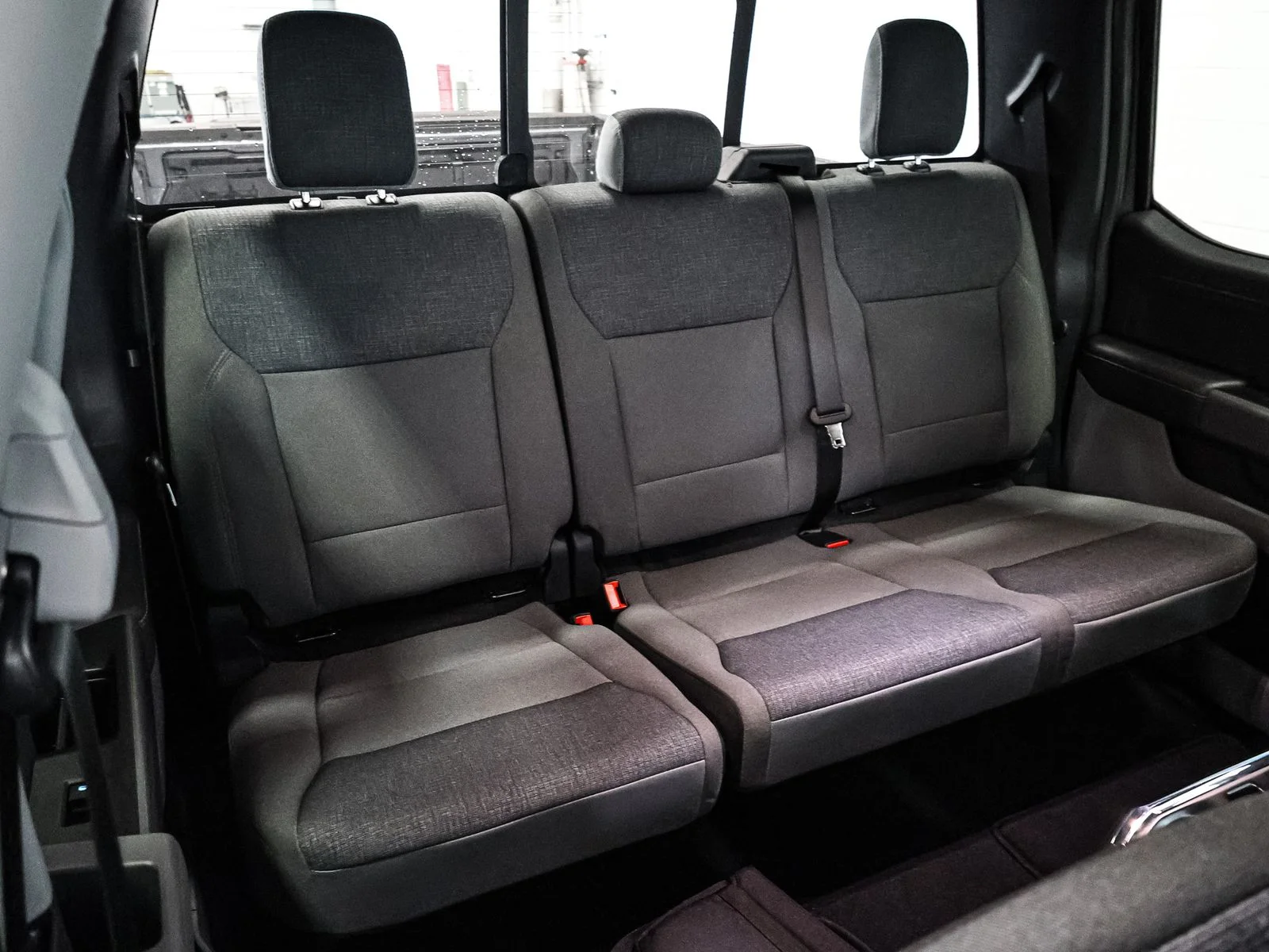 New 2026 Carbonized Gray Metallic Ford XLT image 25