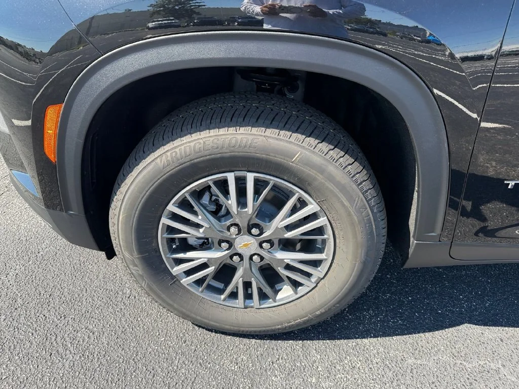New 2027 Mosaic Black Metallic Chevrolet LT image 16