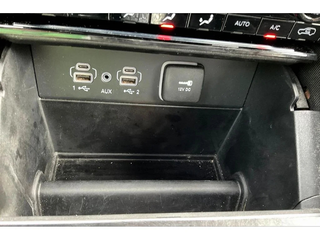 Used 2024  Jeep Limited image 24