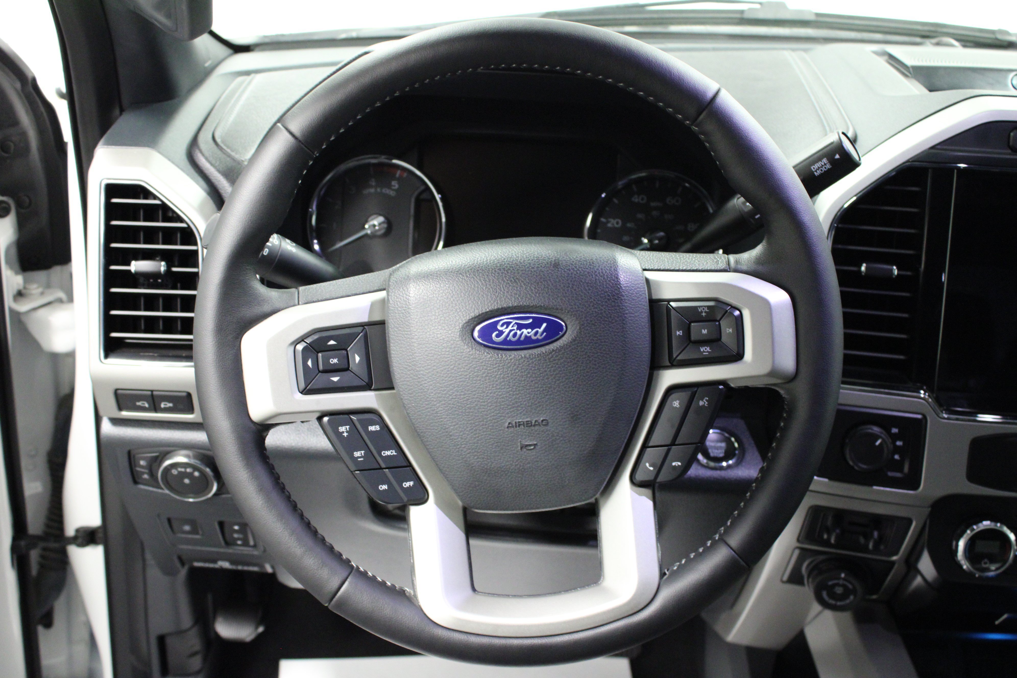 Used 2022 White Metallic Ford Lariat image 17