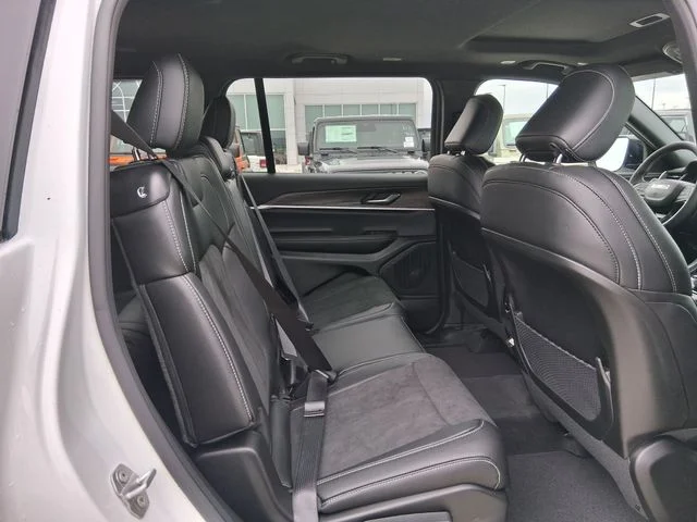 New 2026 Bright White Clear-Coat Exterior Paint Jeep Altitude image 23