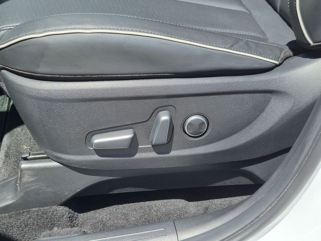 Used 2023 White Hyundai SEL image 17