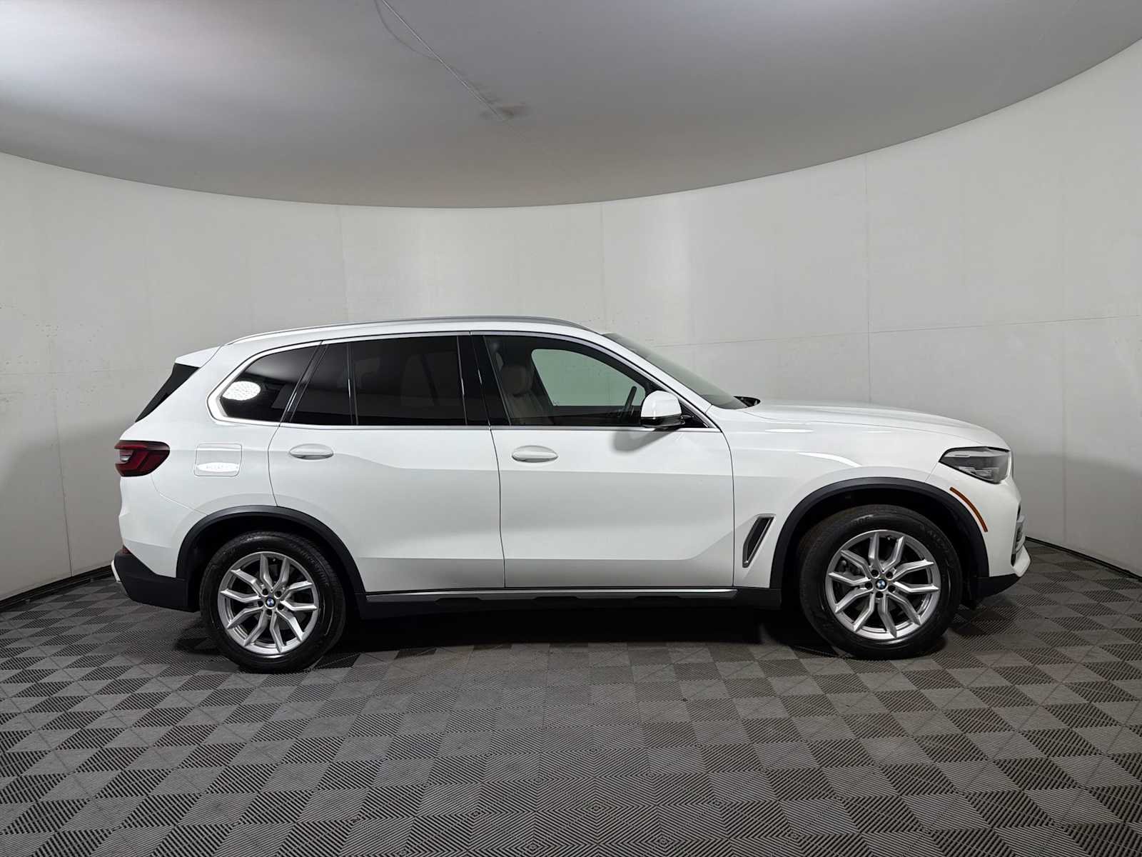 Certified Used 2023 Alpine White BMW xDrive40i image 7
