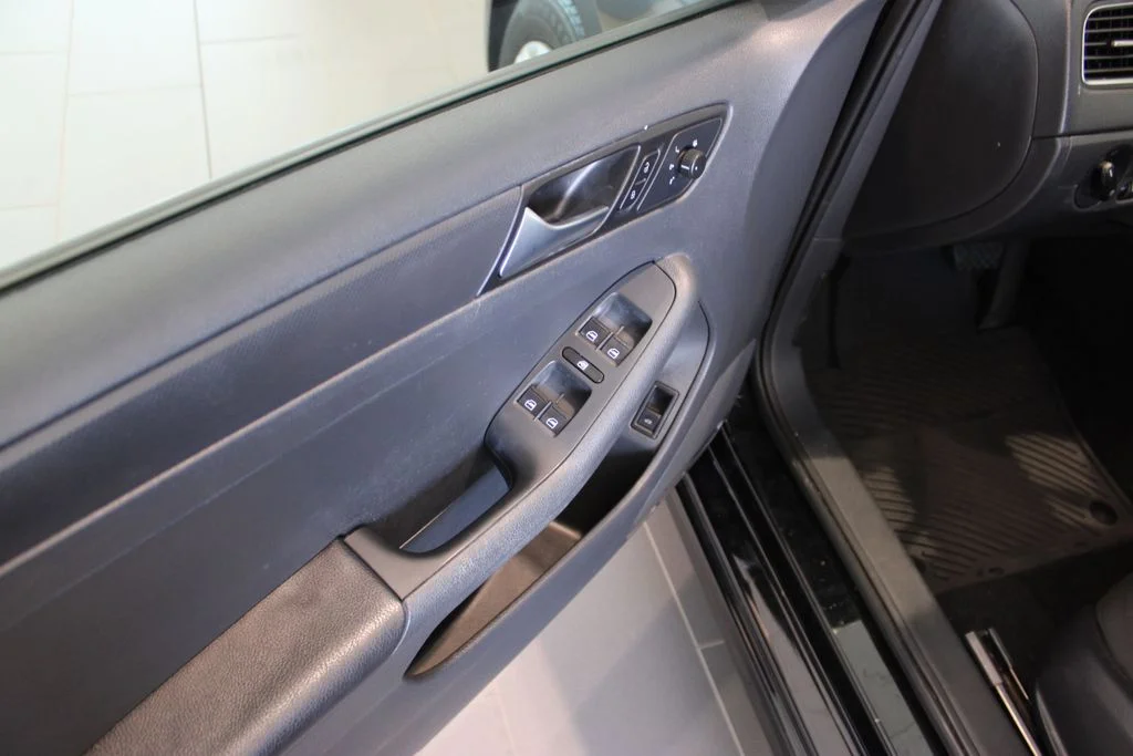 Used 2013 Black Uni Volkswagen 2.0L S image 25