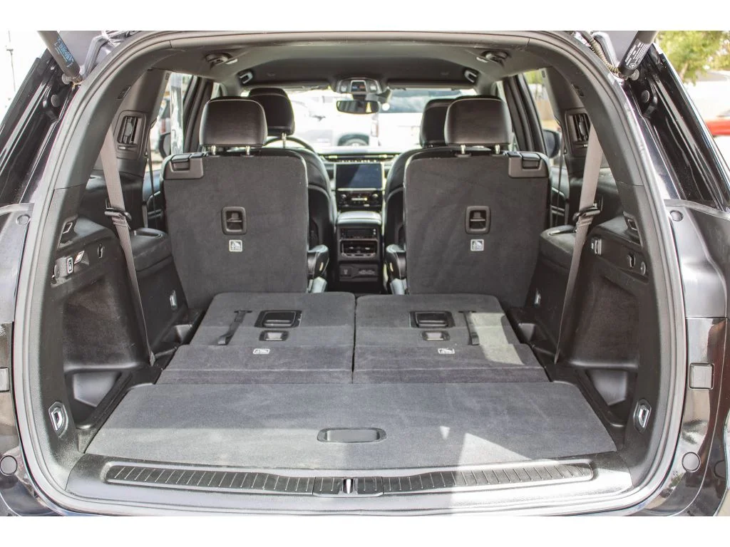 Used 2024 Diamond Black Crystal Pearlcoat Jeep Limited image 14