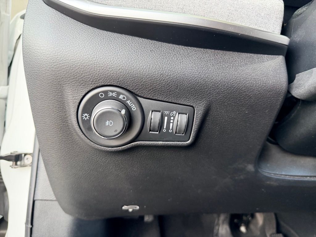 Used 2024 White Jeep Latitude image 17
