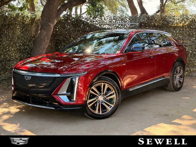 2024 Cadillac LYRIQ Luxury 2