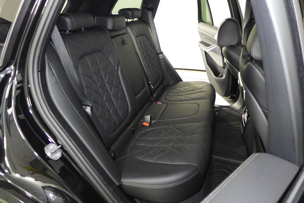Used 2024 Black Sapphire Metallic BMW sDrive40i image 20