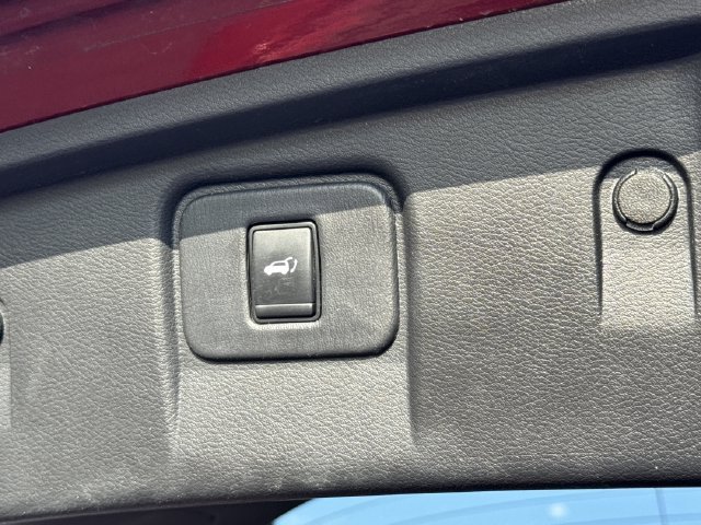 Used 2017 Red Nissan Platinum image 22