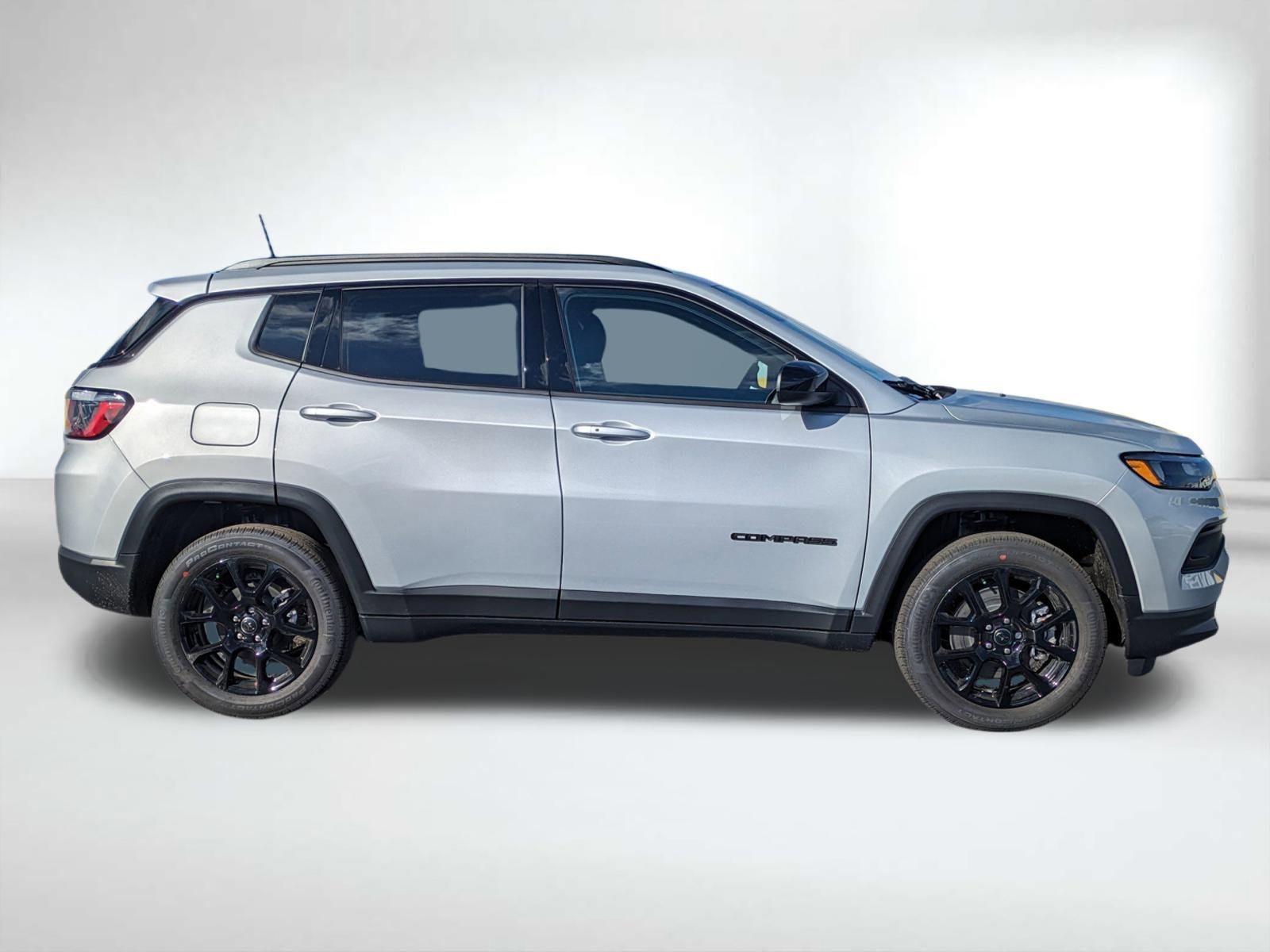 New 2026 Silver Zynith Metallic Clear-Coat Exterior Paint Jeep Latitude image 3