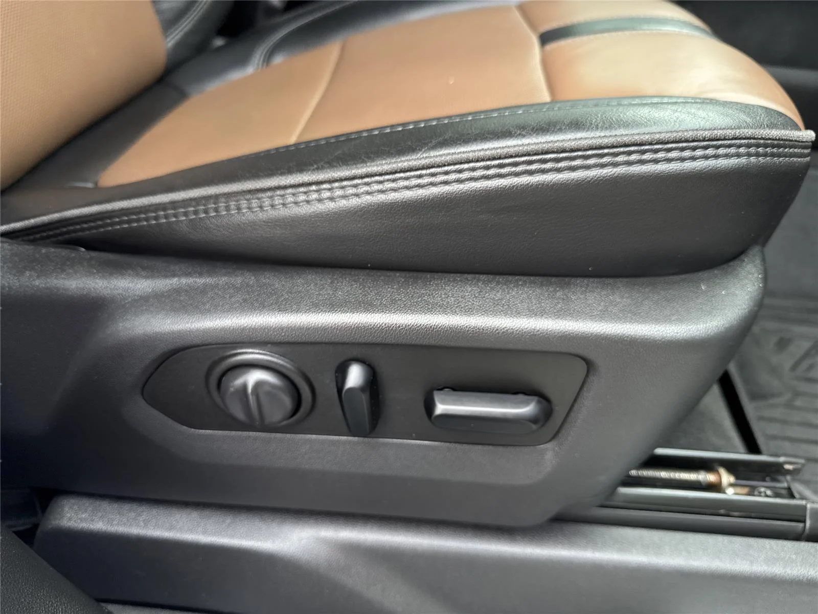 Used 2020 IRIDESCENT PEARL TRICOAT Chevrolet High Country image 37