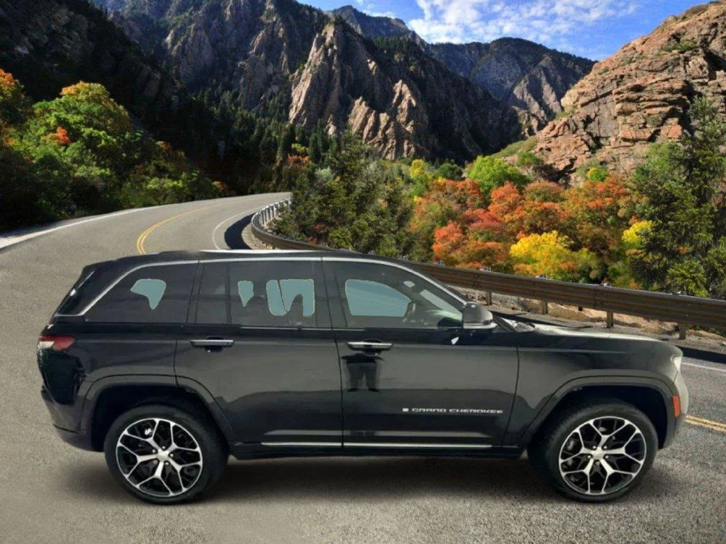 Used 2024 Diamond Black Crystal Pearlcoat Jeep Summit Reserve image 5