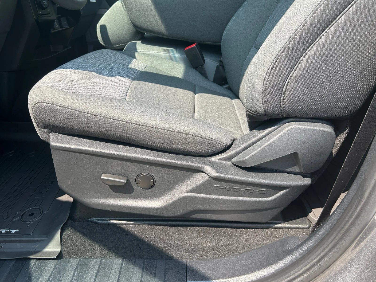 New 2026 Carbonized Grey Metallic Ford XLT image 15
