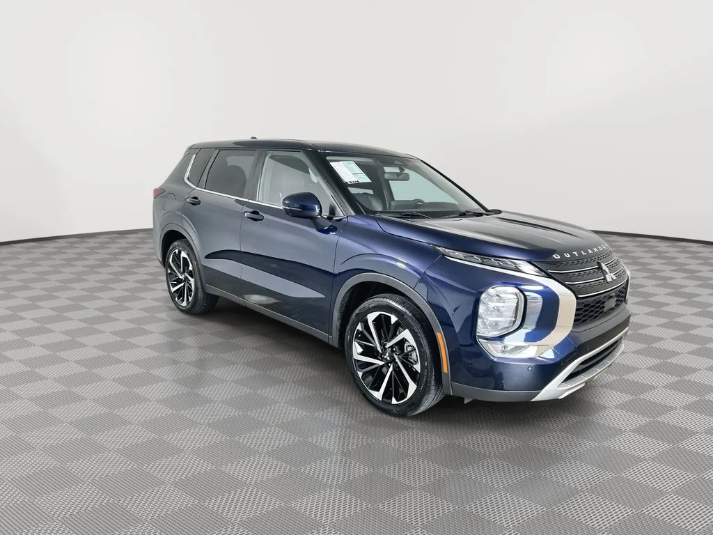 Used 2024  Mitsubishi SE image 2