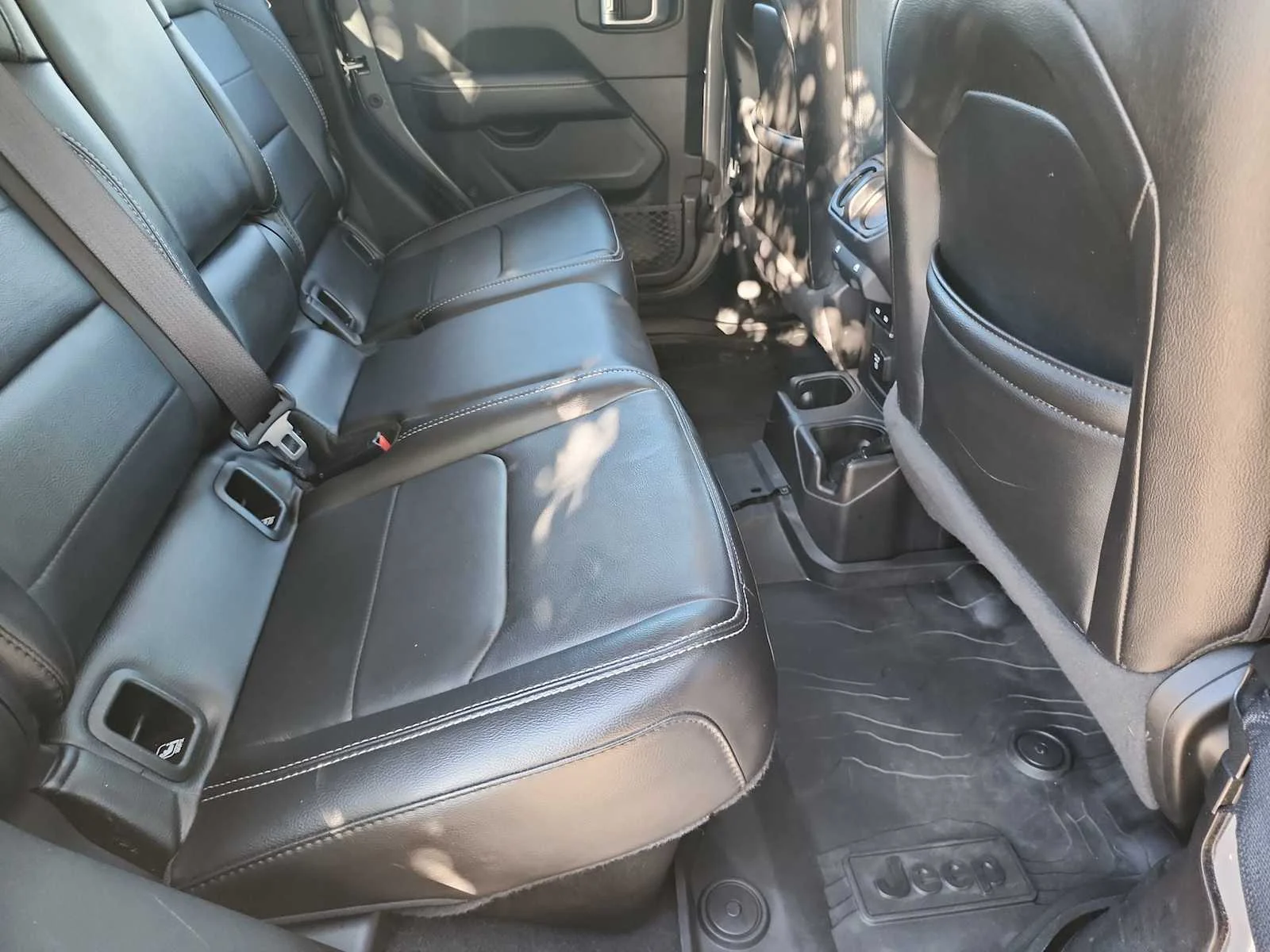Used 2021 Sting-Gray Clearcoat Jeep Overland image 25