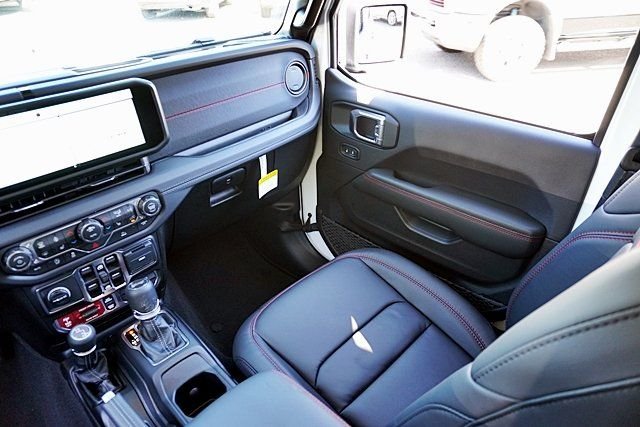 New 2026 Bright White Clear-Coat Exterior Paint Jeep Rubicon image 25