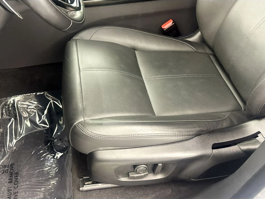 Certified Used 2025 White Land Rover Dynamic SE image 20