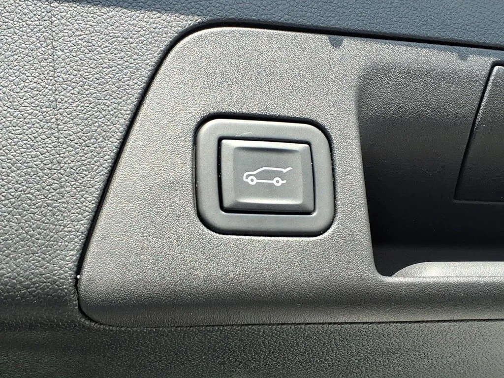 Used 2023 White Buick Essence image 32