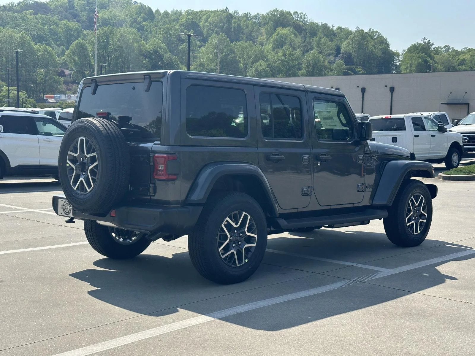 New 2026 Granite Crystal Metallic Clear-Coat Exterior Paint Jeep Sahara image 7