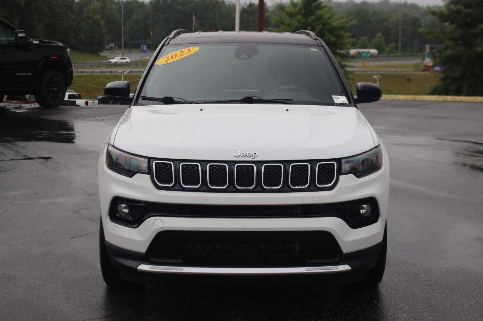 Used 2023  Jeep Limited image 2
