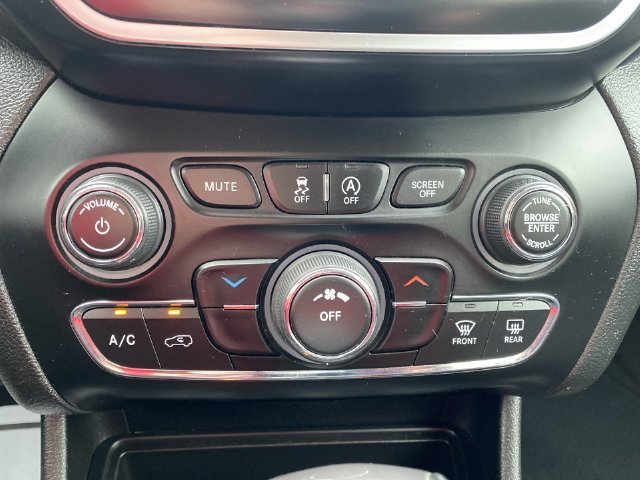 Used 2019 White Jeep Latitude Plus 4x4 image 19