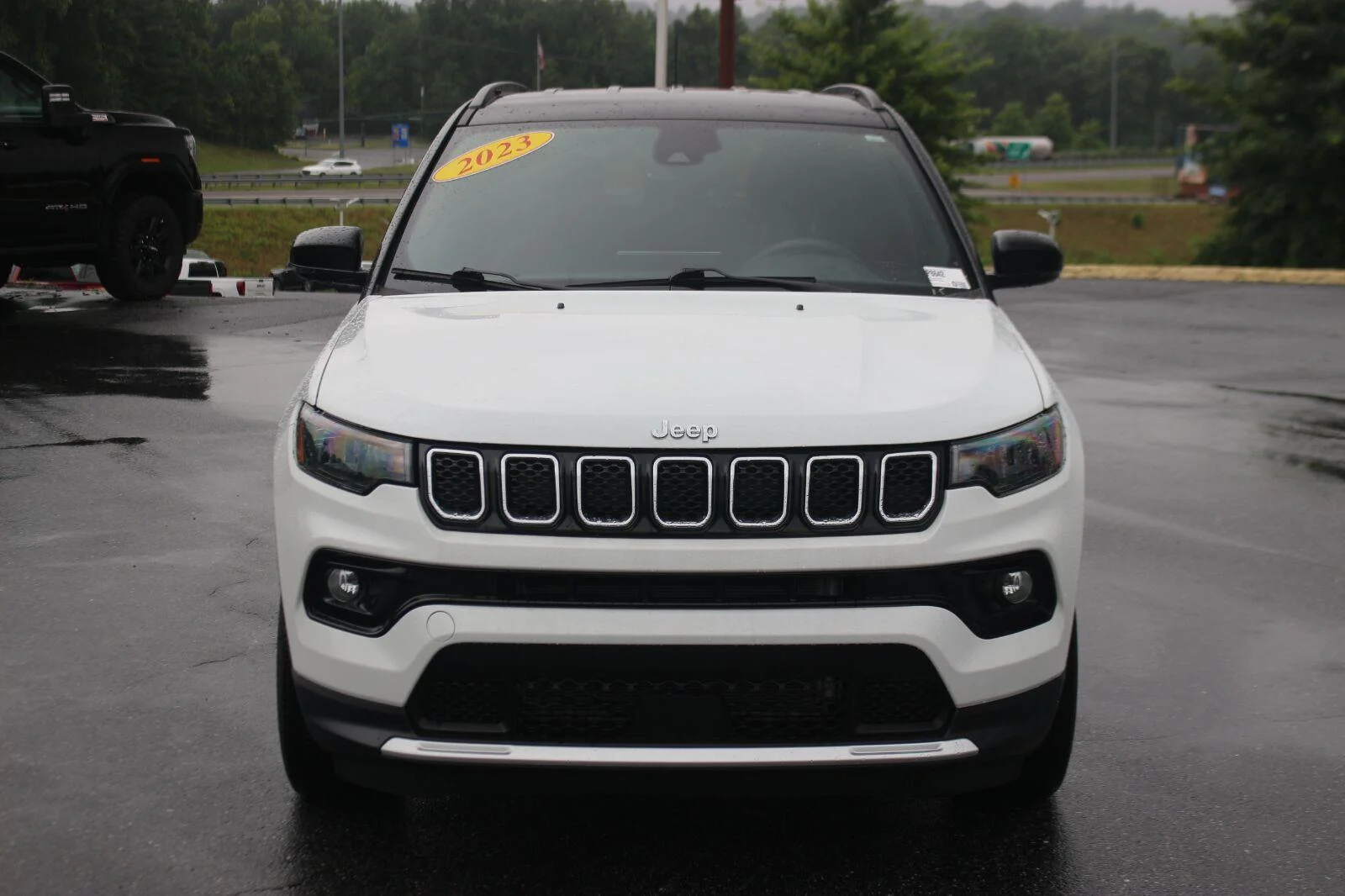 Used 2023  Jeep Limited image 2