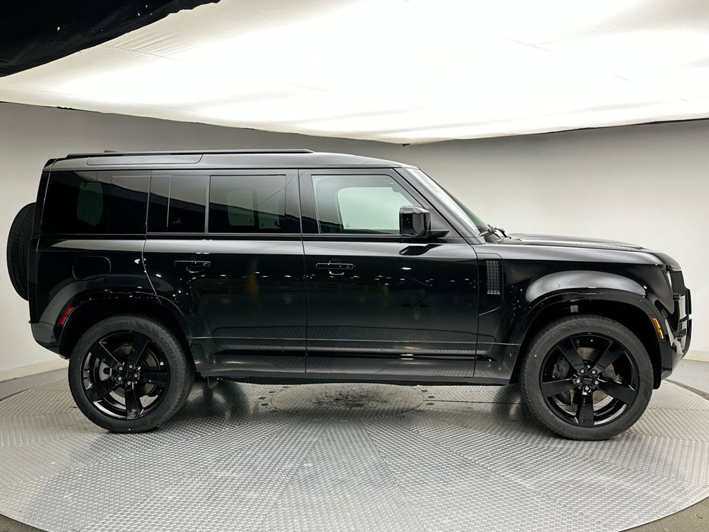 New 2026 Santorini Black Land Rover X-Dynamic SE image 4