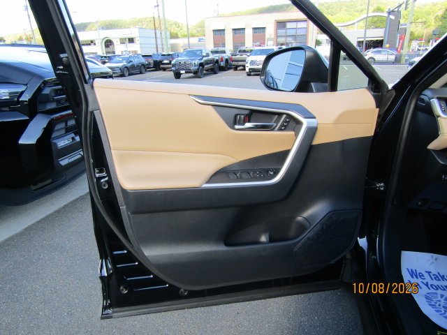Used 2025 Midnight Black Metallic Toyota XLE Premium image 19
