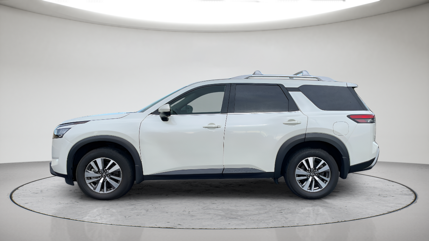 Used 2022 White Nissan SL image 2