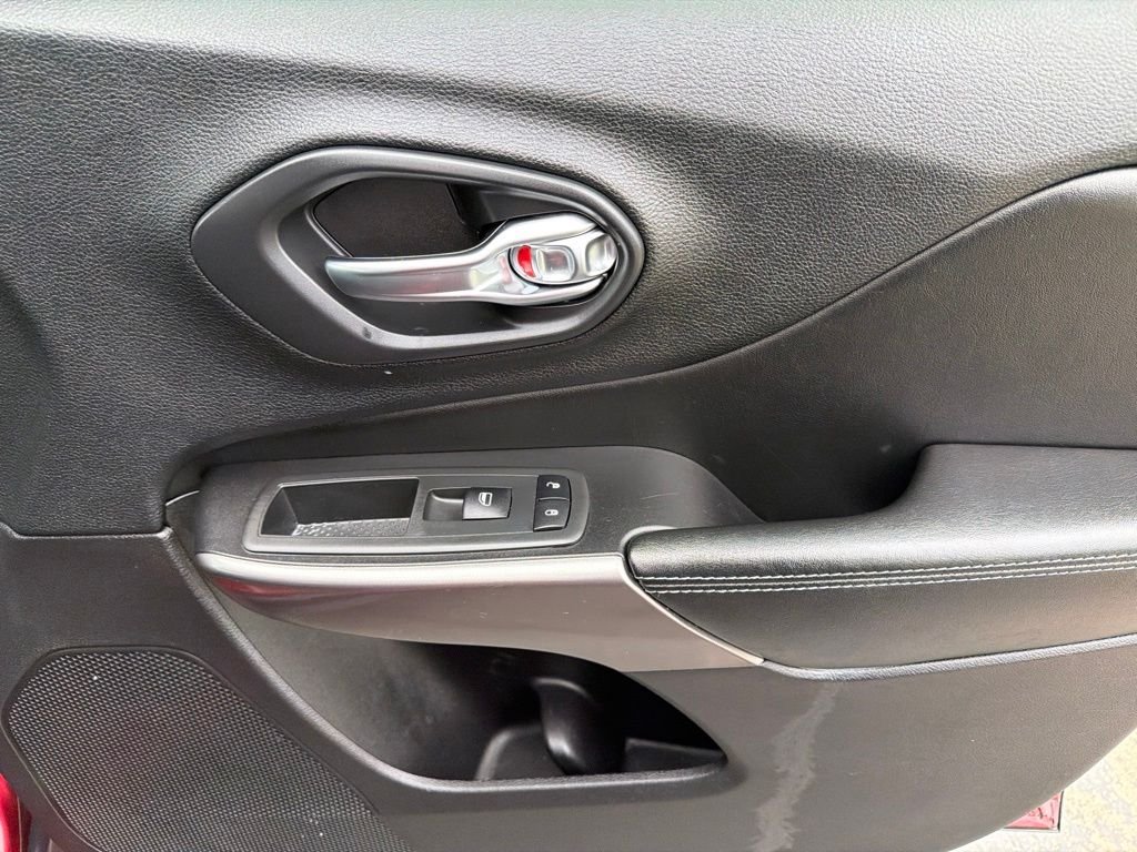 Used 2020 Red Jeep Latitude image 16